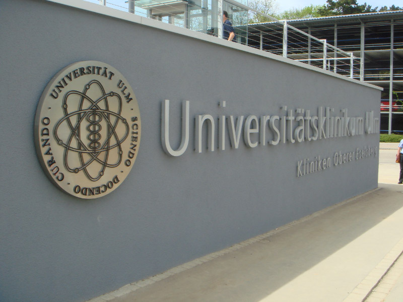 Das Logo der Universitätsklinik in Ulm darf beim Neubau der Chirurgie nicht fehlen.