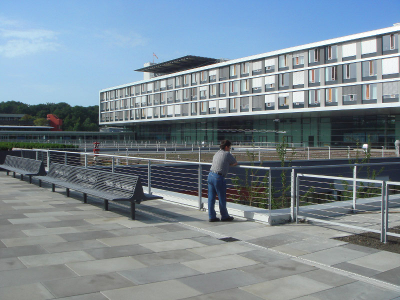 Blick von der Promenade, dem Hauptzugang des Klinikums auf das fertiggestellte Gebäude.