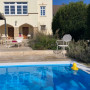 Zwei durchgängige Travertinstufen führen von der Terrasse zum Pool
