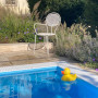 Blühende Stauden am Pool