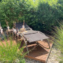 Über dem notwendigen Pumpenraum wurde noch eine kleine Terrasse gebaut, auf der man auf der Sonnenliege von Grün und Wasser umgeben ist. Entspannung pur!