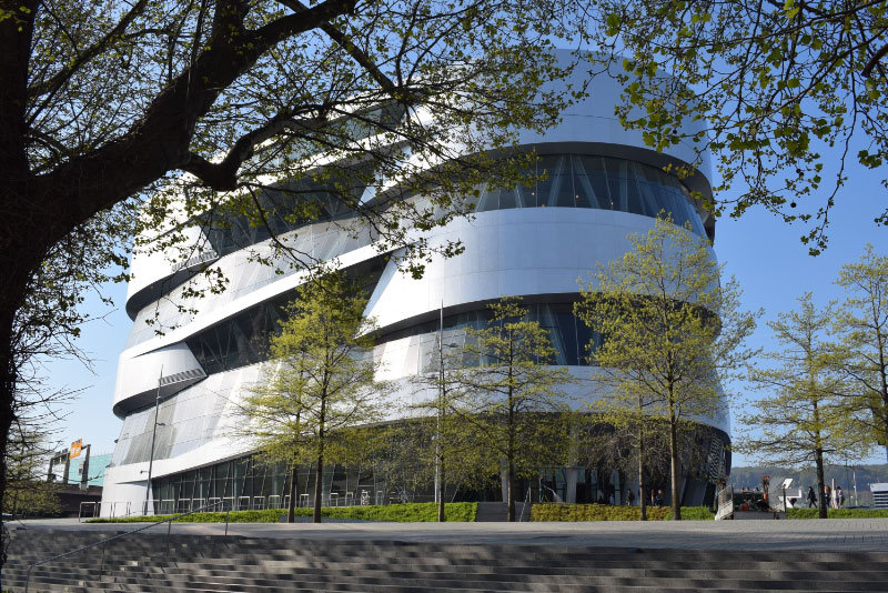 Das Mercedes-Benz-Museum ist ein Anziehungspunkt für zahlreiche Interessierte an Automobil und Architektur