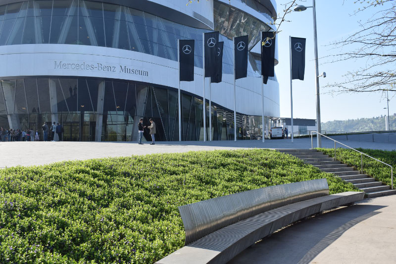 So soll es aussehen: optisch einwandfreies und gepflegtes Grün; der Qualitätsanspruch der Marke Mercedes-Benz hört nicht an der Eingangstür des Museums auf.